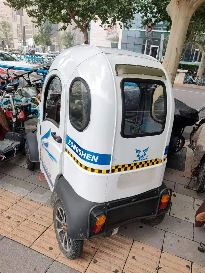 石家庄街头，造型夸张的老年代步车。（图/ 苏炜）