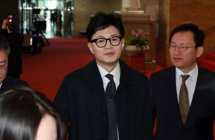 当地时间2024年1月22日，韩国首尔，国民力量党紧急对策委员会委员长韩东勋前往国会上班。视觉中国 图