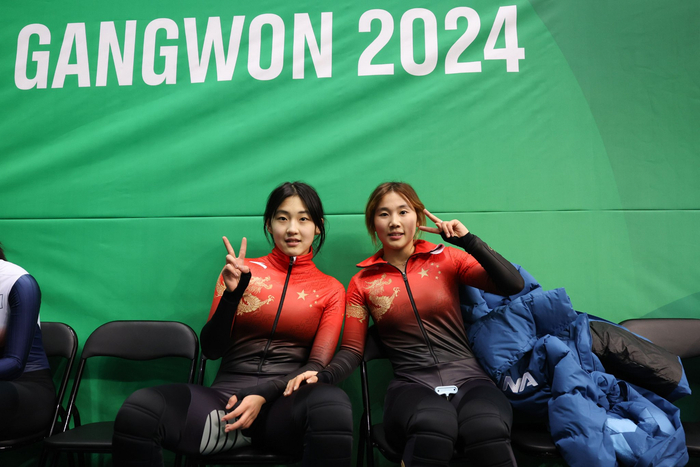 1月20日，中国选手杨婧茹（右）与李金恣在比赛后庆祝。 新华社记者 许雅楠 摄