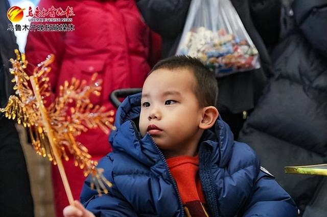 　　乐宝小朋友被糖画吸引。记者米热扎提·木塔力甫摄