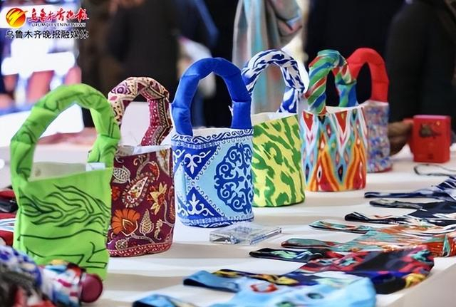 　　文创展区艾特莱斯元素的特色文创手提包。记者米热扎提·木塔力甫摄