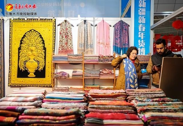 　　市民在印度馆选购丝巾。记者米热扎提·木塔力甫摄