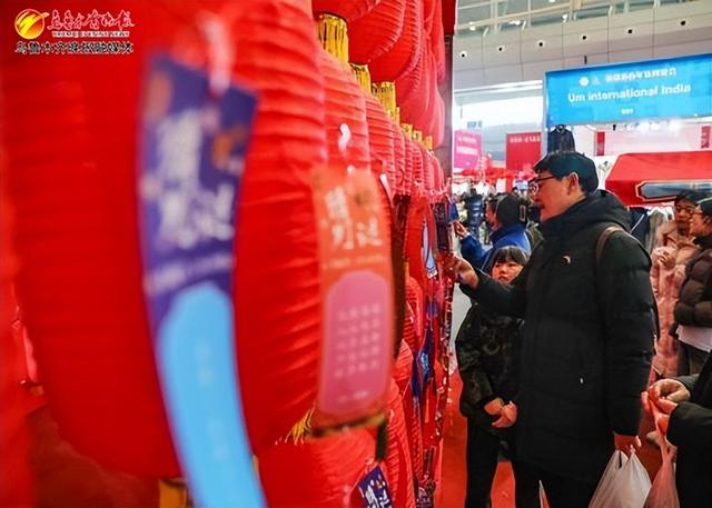 　　家长带着孩子猜灯谜。记者米热扎提·木塔力甫摄