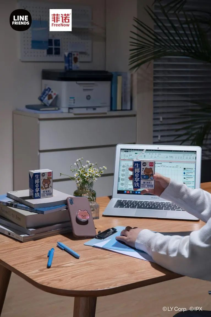 打工人最萌的“续命神器”——菲诺与LINE FRIENDS minini合作款菲诺生椰小拿铁。（图/菲诺供图）