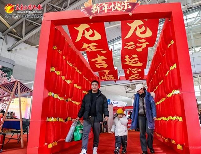 　　博览会现场喜庆的装扮营造出浓浓的年味儿。记者米热扎提·木塔力甫摄