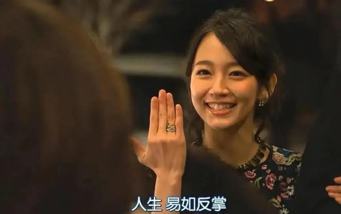 做出手势，祈求好运。（图/《四重奏》）