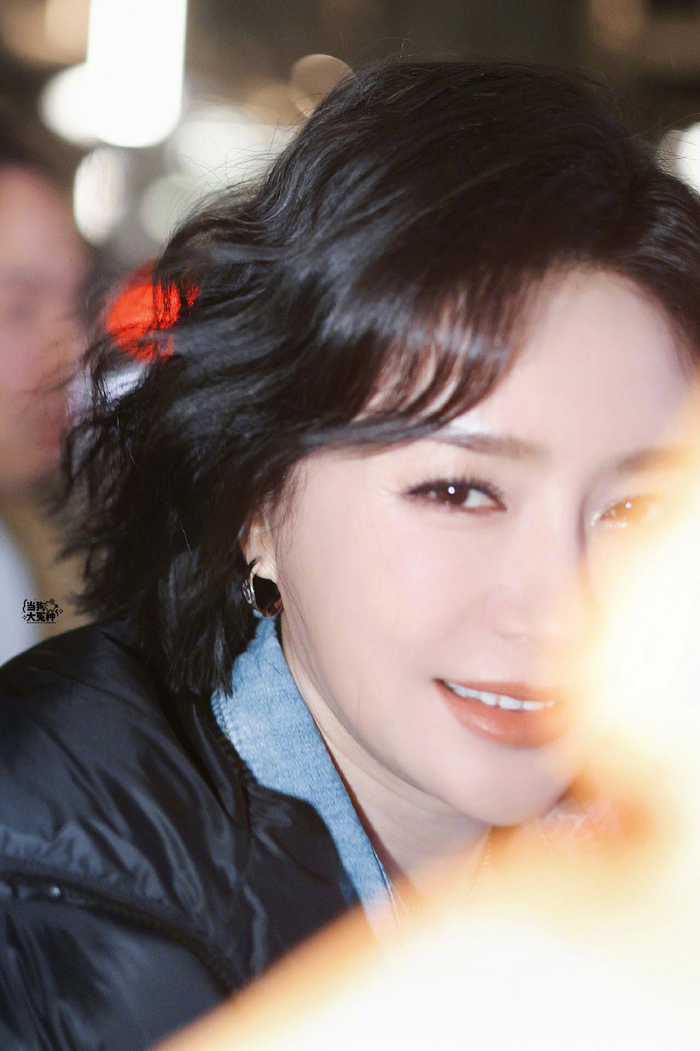 秦岚今日直播造型……|秦岚|朵朵_新浪新闻