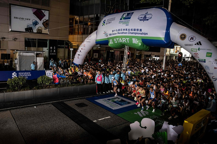 香港马拉松鸣枪起跑。