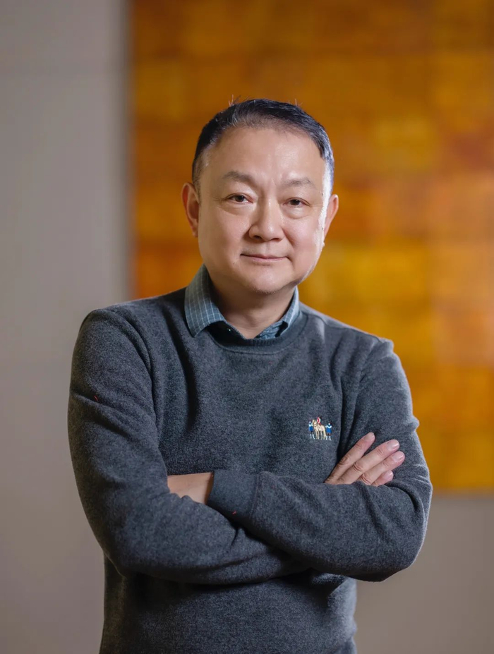 ▲欧阳奋强很喜欢和年轻人打交道，还喜欢看各种影视作品，了解新一代人的想法。新京报记者 郭延冰 摄