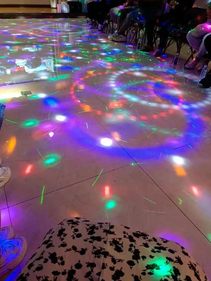 婚介所的集体相亲活动。图源：小红书