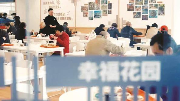             附近居民常到“我嘉餐厅”社区食堂用餐          
