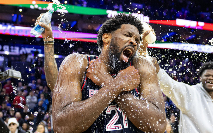 恩比德单场70分，赛后被队友泼水庆祝。  图/IC photo