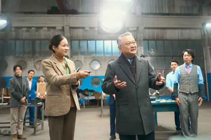 ▲电影《年会不能停！》中欧阳奋强（前排右）饰演了董事长一角，至今他都不知道导演为何选他。受访者供图