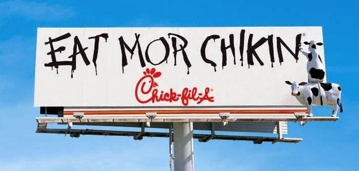 “Eat Mor Chikin”广告牌；图片来源：Chick-fil-A