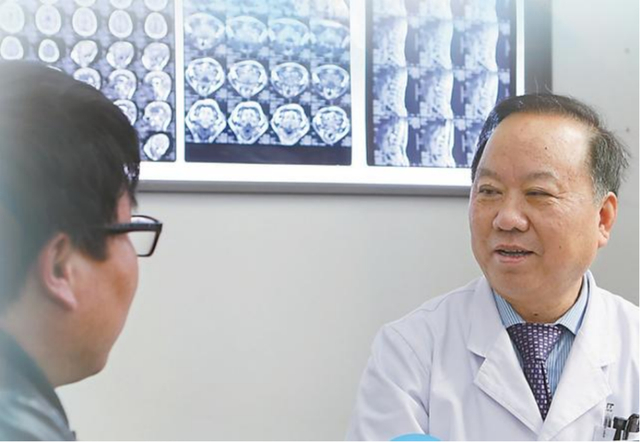 首都医科大学宣武医院神经疾病高创中心主任贾建平在记忆门诊出诊。资料图片。受访者供图