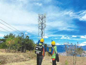 　　中国电信的建设者在崇山峻岭间建设通信网络。