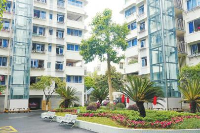 南充市南部县益民农资片区老旧小区增设电梯。