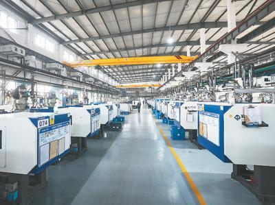 12月27日，在位于浙江省慈溪市周巷镇的月立集团有限公司注塑车间内，自动化设备在生产智能家电配件。 新华社记者 徐 昱摄