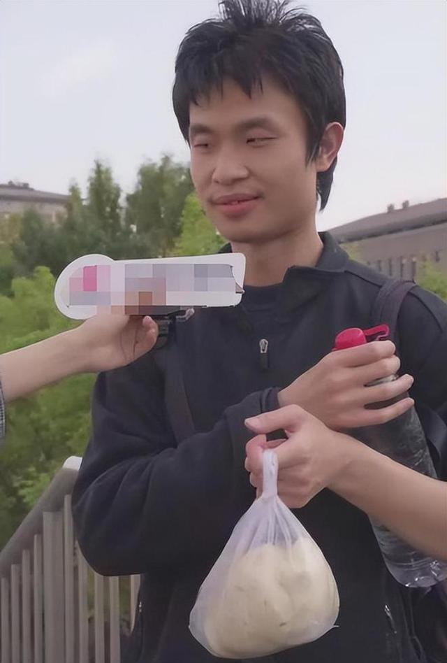 北大放假网友火车站偶遇韦神,穿破损的旧毛衣毫不在意别人眼光