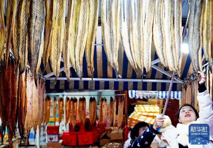 1月22日，市民在浙江瑞安水产城采购年货。新华社发（庄颖昶摄）