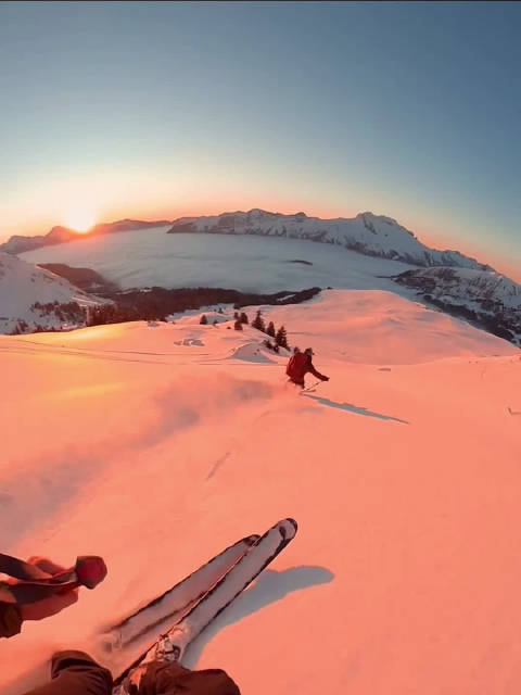 迎着风和夕阳,与好友一同奔赴雪山,是冬日浪漫的馈赠……_手机新浪网