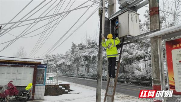 社港鎮瀏北村尋孝偉接到村民的求助電話,因為大雪影響變壓器和高壓線