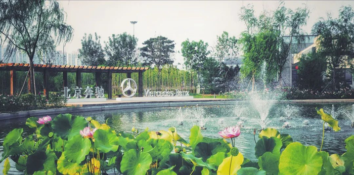 △北京奔驰“花园工厂”。