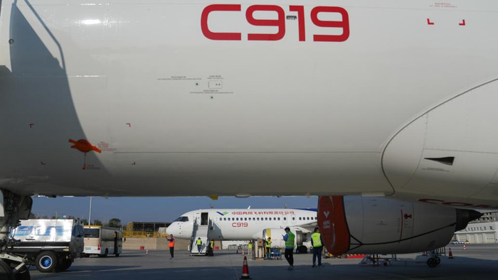 2023年9月17日在乌鲁木齐地窝堡国际机场拍摄的国产大型客机C919。 新华社 资料图