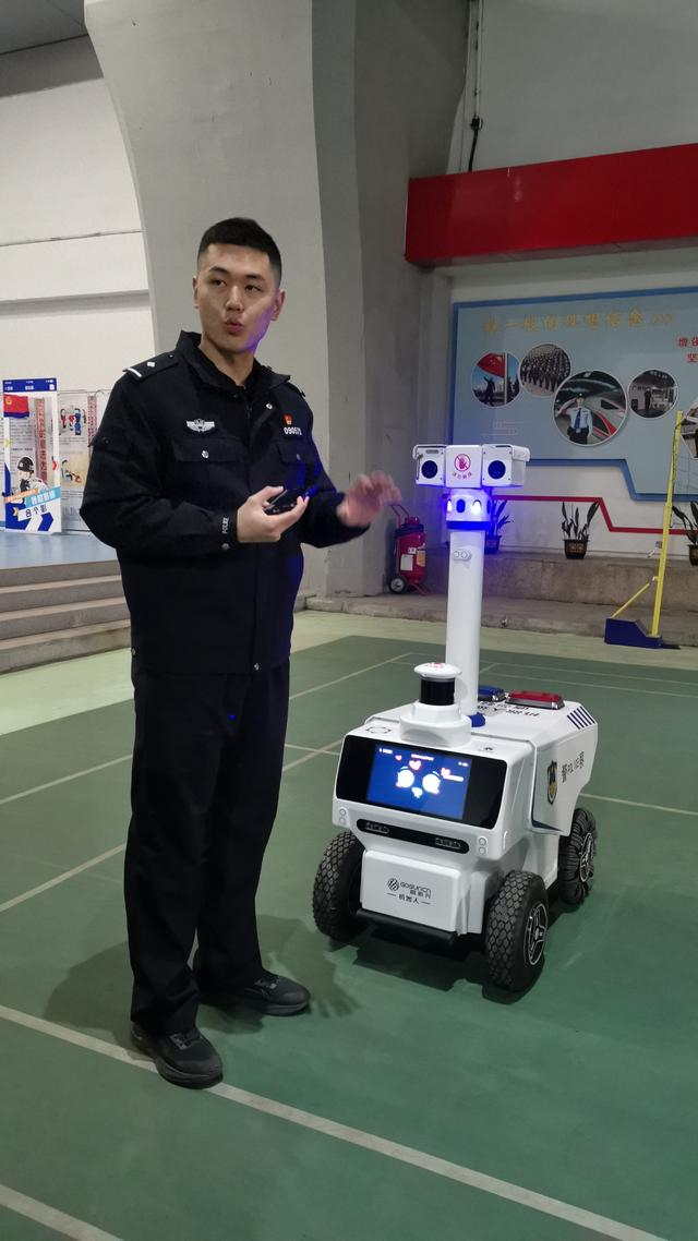 广州南站启用警用巡逻机器人助力春运安保