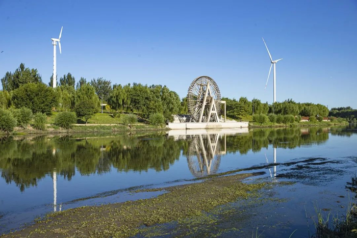 △“大风车”和“水车”勾勒低碳绿色图景。