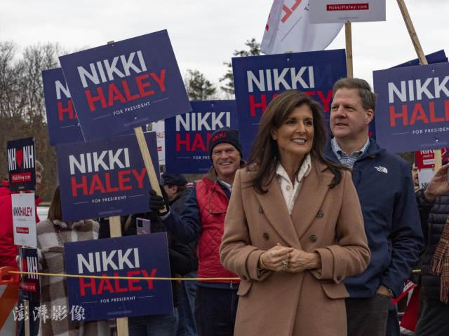 当地时间1月23日，美国2024年总统选举共和党初选在新罕布什尔州开始，黑利造访投票站。图自澎湃影像 