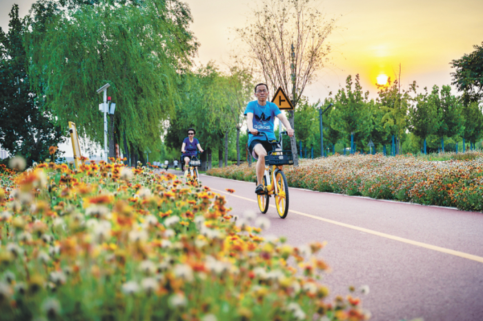 △在亦庄新城滨河公园中骑行，感受生态之美。