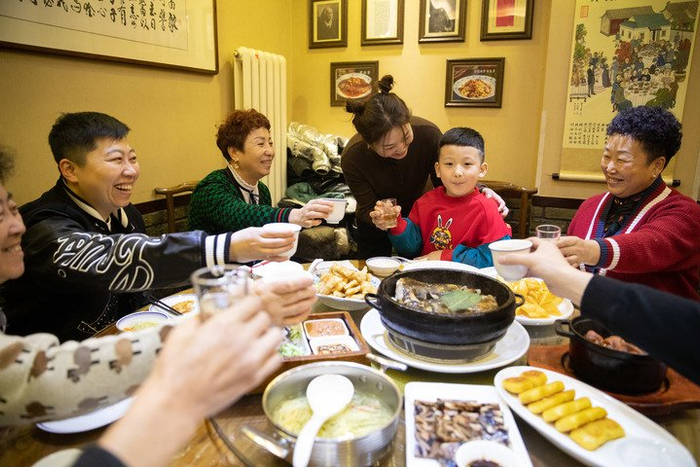 图为在黑龙江哈尔滨市道里区老厨家中央大街店，人们聚餐庆祝佳节（新华社记者 张涛 摄）