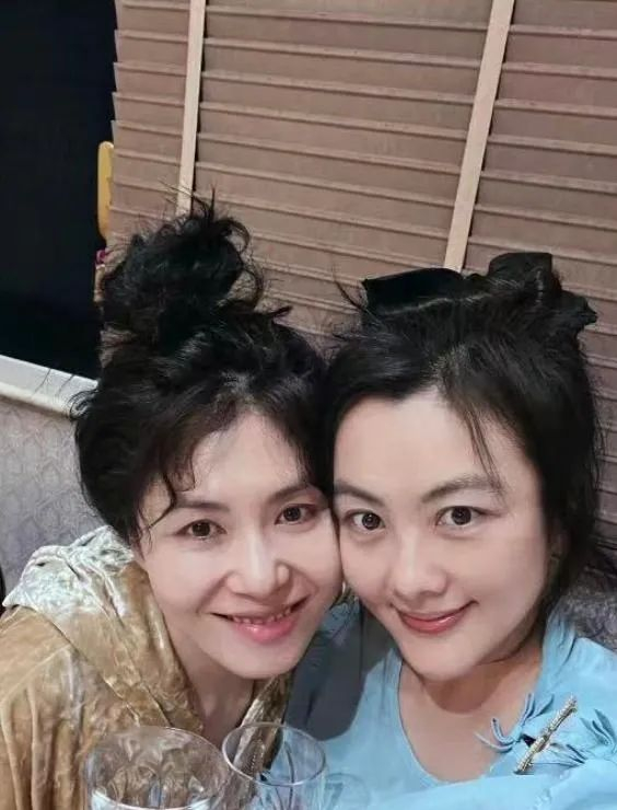 李健神仙妻子露面:清华学霸,不生娃不买房,一生都在度蜜月
