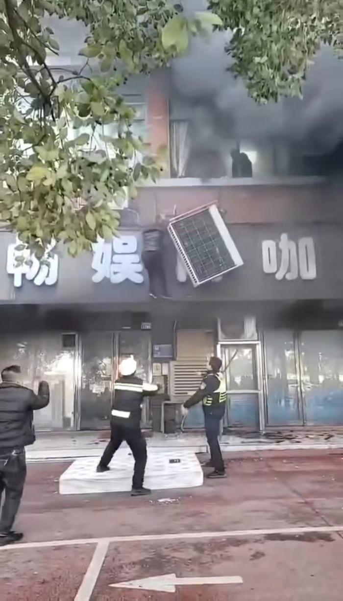 1月24日，火灾现场，有人从二层跳下逃生。 图源：视频截图