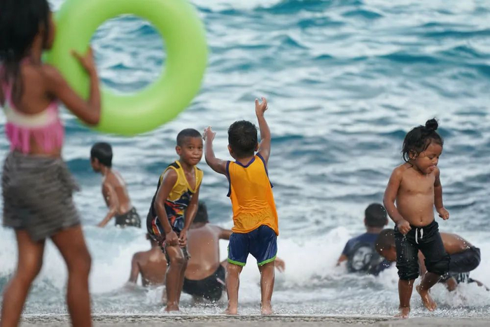 ↑孩子们在瑙鲁的一处海滩玩耍。图源：新华社