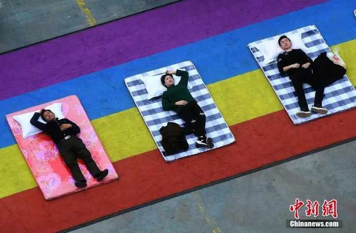 资料图：市民用露天大睡公益行为艺术的方式迎接世界睡眠日的到来。陈超 摄