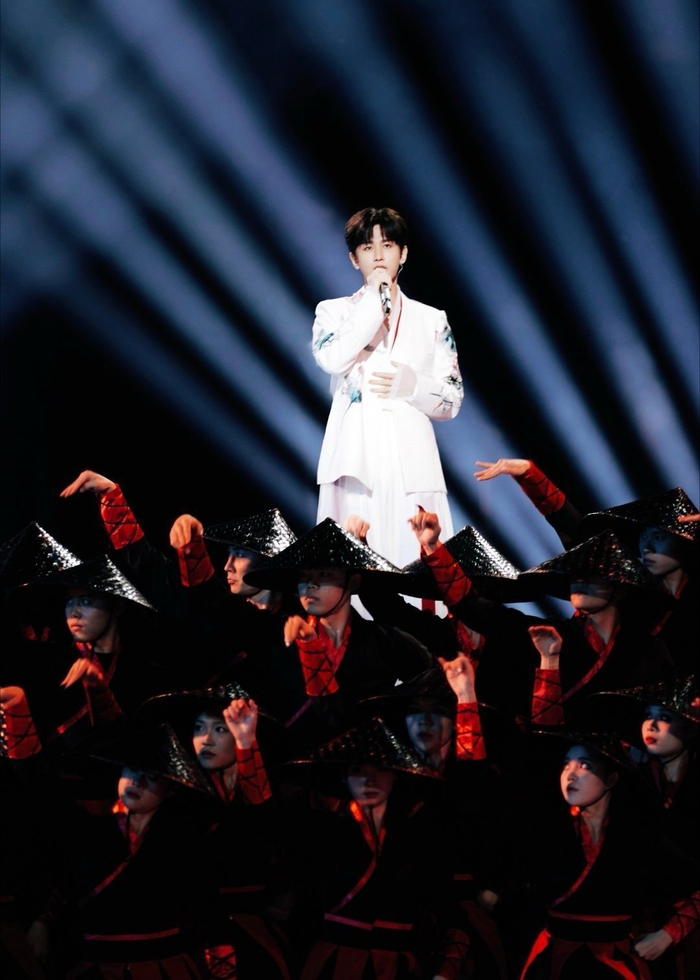 成毅跨年舞台时的绝美造型还让人回味无穷中……|成毅|跨年|舞台_新浪