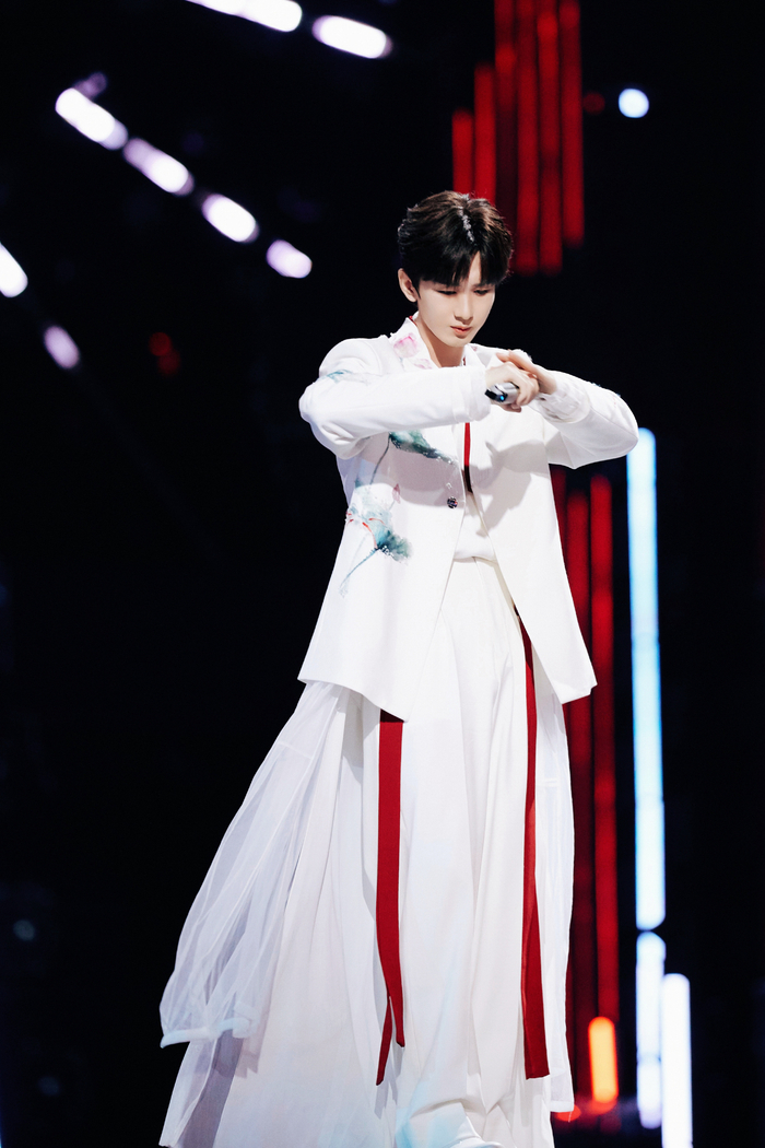 成毅跨年舞台时的绝美造型还让人回味无穷中……|成毅|跨年|舞台_新浪