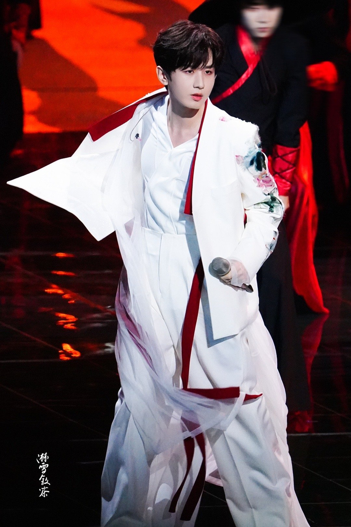 成毅跨年舞台时的绝美造型还让人回味无穷中……|成毅|跨年|舞台_新浪