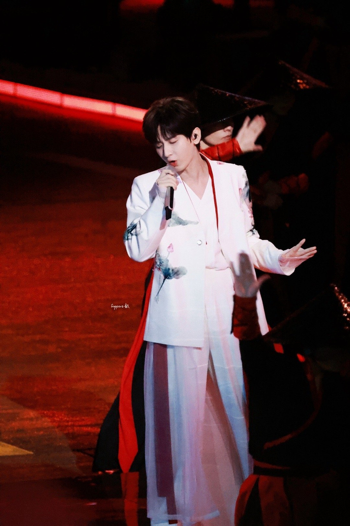 成毅跨年舞台时的绝美造型还让人回味无穷中……|成毅|跨年|舞台_新浪