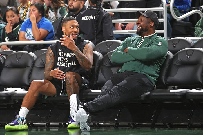 利拉德（左）和格里芬在场边交流。