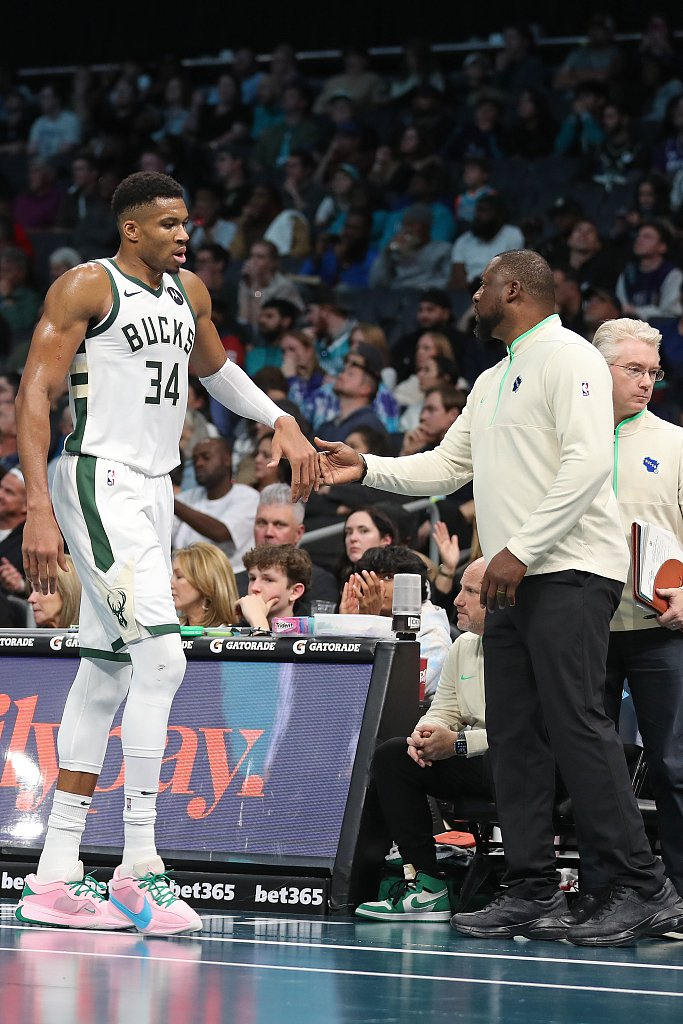 字母哥和格里芬击掌。