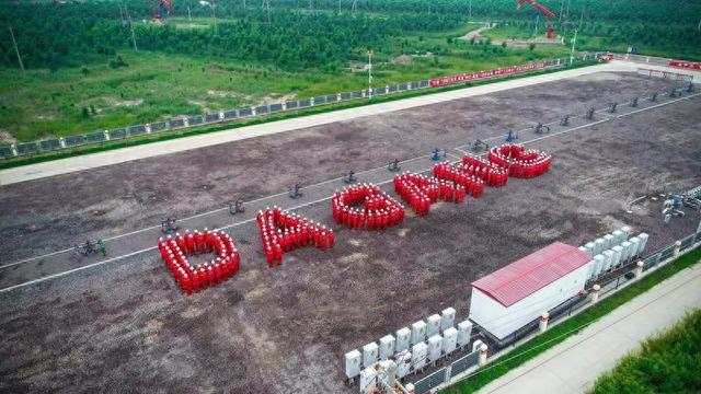 大港油田工人拼出“dagang”字样。大港油田供图