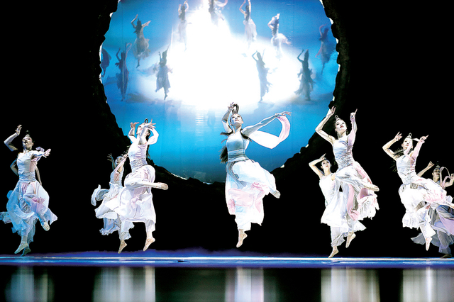 《水月洛神》精彩上演 记者 白韬 唐强 图