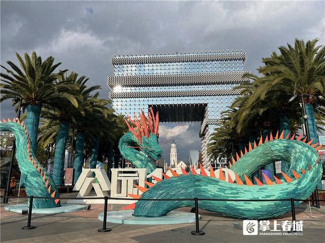 龙元素装饰扮靓昆明街头你拍到了吗
