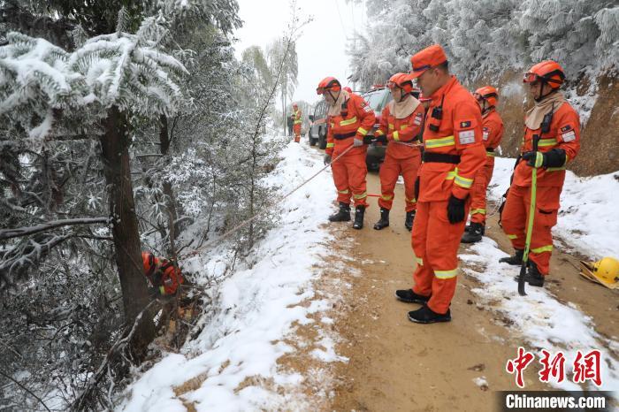 福建長汀大雪封山消防員踏雪前行協助搶修電路保供電