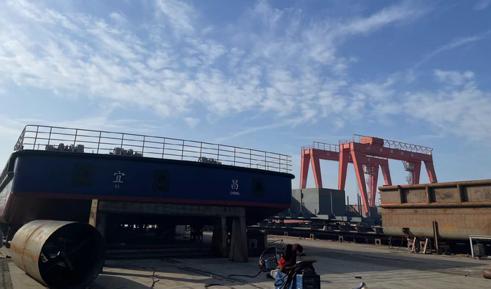 （盛懋船业位于枝江市江口堤防外滩的基地 第一财经记者亓宁/摄）