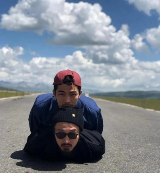 王传君章宇街头亲吻被拍,动作尺度不小!