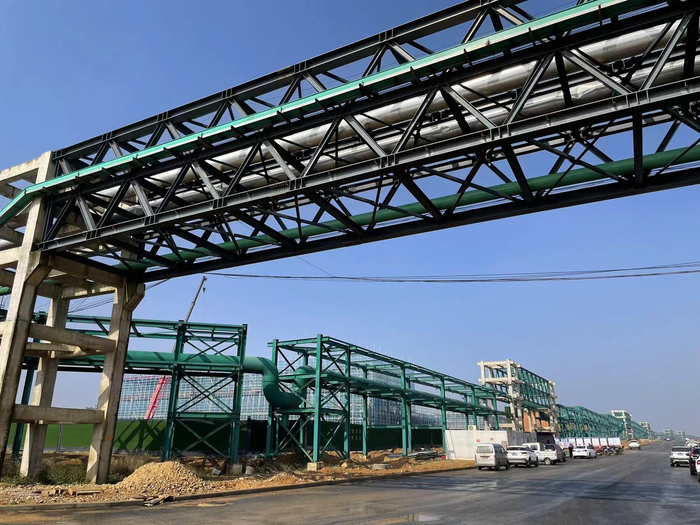 （湖北姚家港化工园区空中管廊 第一财经记者亓宁/摄）